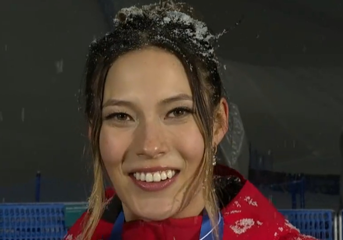 中欧体育-不再希望理解？谷爱凌夺金后疏忽了地上的红旗，但没忘记披上国旗|冬奥会|金牌|米兰冬奥会|米兰|意大利_新浪体育_新浪新闻